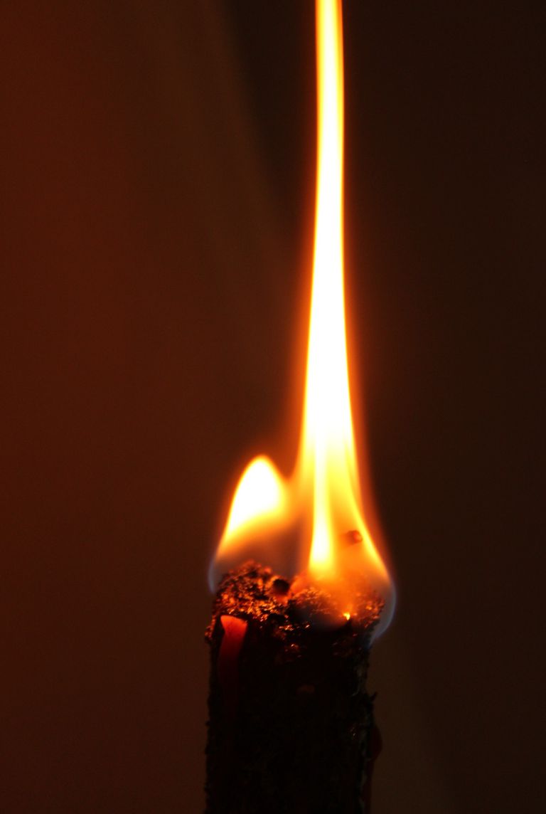 So deutest du die Flamme deiner Ritualkerze
